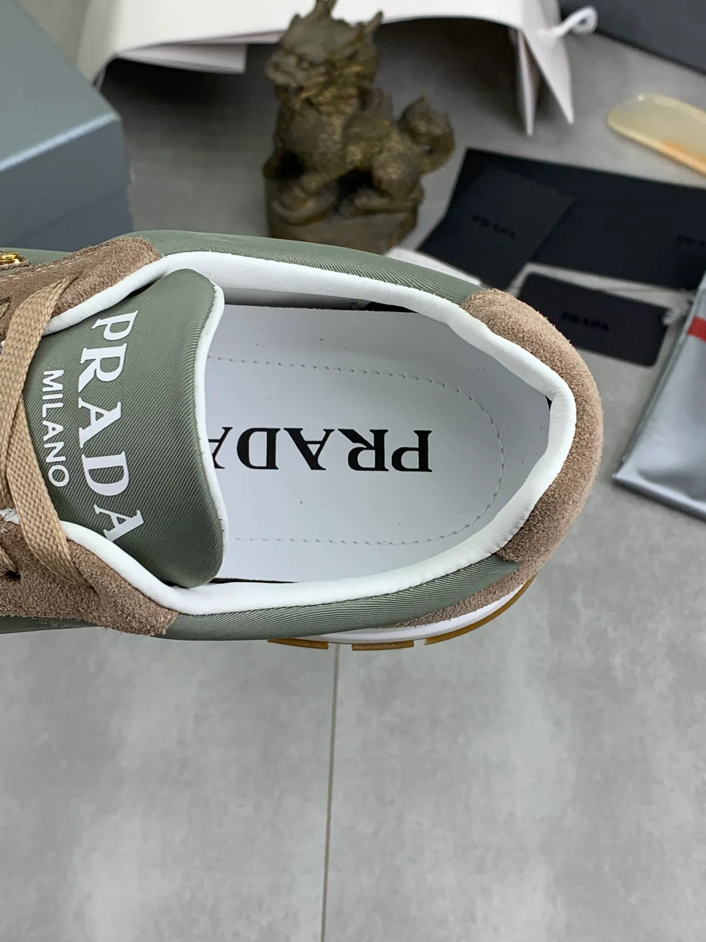 Men's shoes 💰P562💰[New model] The top version is available on the official website, 🆘 The trendy brand (PRADA) mainly promotes the popular model, avant-garde and versatile fashionable men's shoes, private version mold opening, cowhide surface splicing 1:1 replica... fashionable and simple, original imported cowhide and lining cowhide feet; the atmosphere and personality are more fashionable, eye-catching and pursuing class. It will subvert the old idea and be a must-have for fashion trendsetters with you! Must keep it for yourself! Tall and comfortable, large and low, high-end quality workmanship. Code number: 38-44 (45 customized) 4️⃣ colors available.